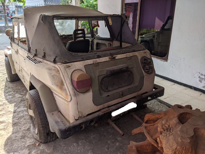 Tampak belakang VW Safari yang mangkrak di Kota Tegal.