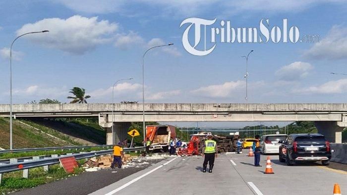 Kecelakaan maut di Tol Semarang-Solo menyebabkan body Isuzu Elf ringsek