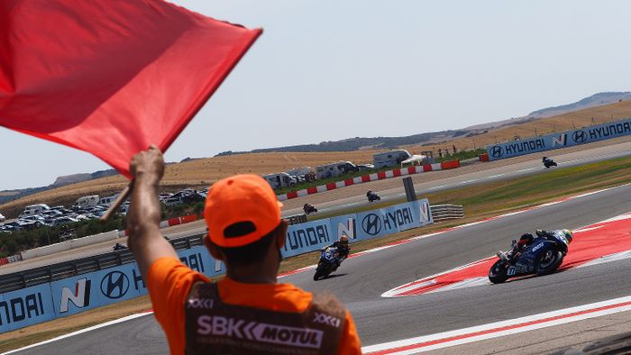 Red flag dikibarkan saat race 2 WorldSSP Navarra 2021 kurang 6 lap