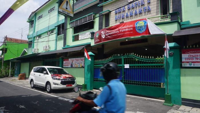 Toyota Kijang Innova Gibran terparkir di depan SMK Batik 2 Surakarta sebagai bentuk teguran atas rencana PTM.