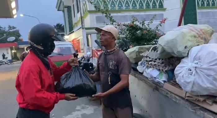 Bagikan masker dan bahan pokok ke masyarakat