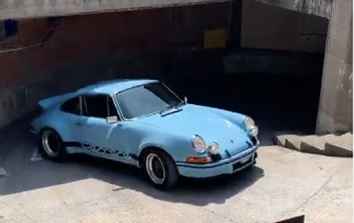 Cuplikan aksi Porsche 911 Carrera RS drifting dari parkiran basement.
