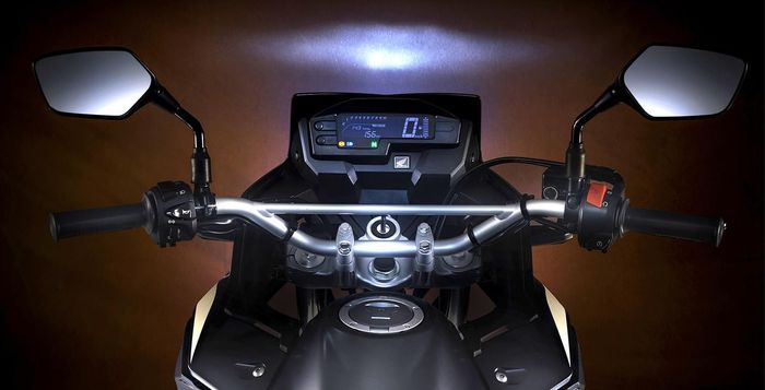 Setang kemudi dan panel instrumen Honda XRE300