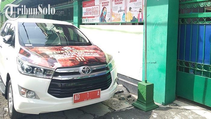 Toyota Kijang Innova Dinas Wali Kota Solo, Gibran Rakabuming Raka yang sengaja ditinggal di depan SMK Batik 2 Solo, Jawa Tengah