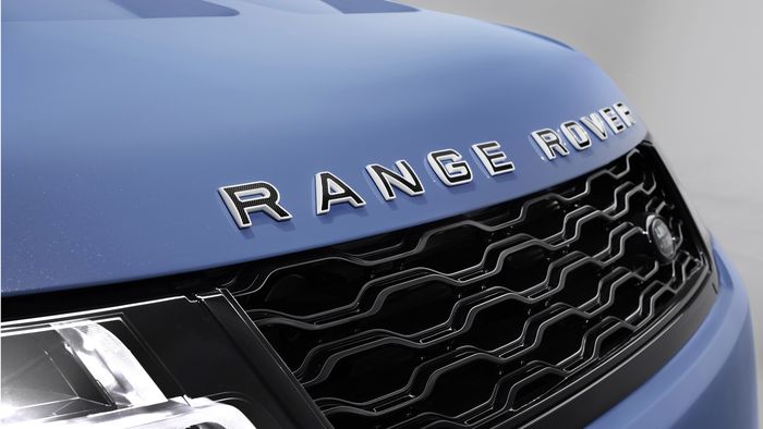 Emblem Range Rover SVR Ultimate dengan paduan Gloss Black dan Fuji White.