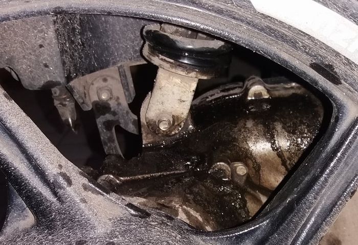 Tampak rembesan oli sokbreker bocor mengotori CVT motor matic