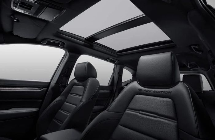 Kabin hadir dengan jok kulit hitam plus embos Black Edition dan dual panoramic