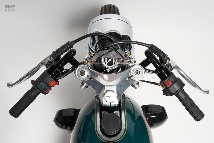 Bagian kokpit dibuat minimalis dengan setang clip-on Tomaselli dan speedometer Motogadget