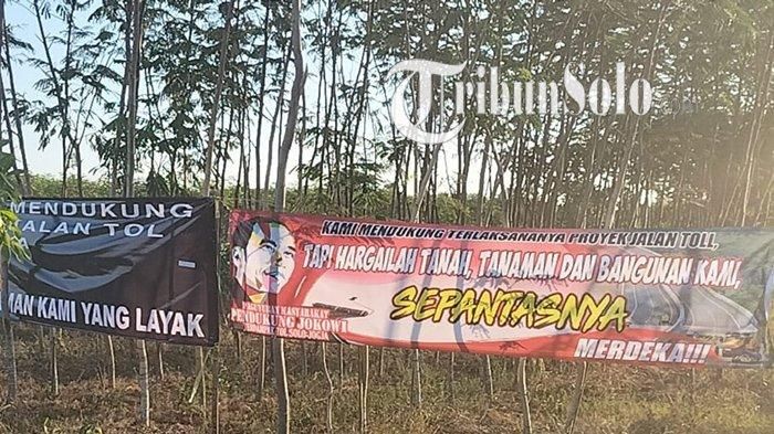 Banner berisi protes warga Desa Joton, Kecamatan Jogonalan, Klaten.