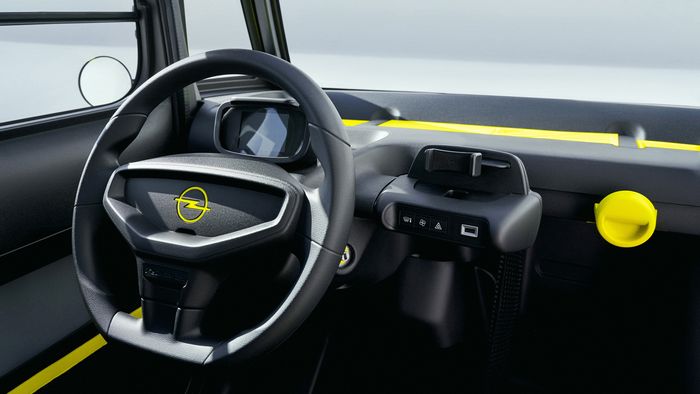 Interior Opel Rocks-e menampilkan paduan warna hitam dan kuning.
