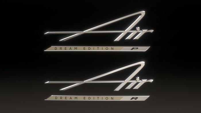 Emblem dua Lucid Air Dream Edition. P untuk Performance, R untuk Range.