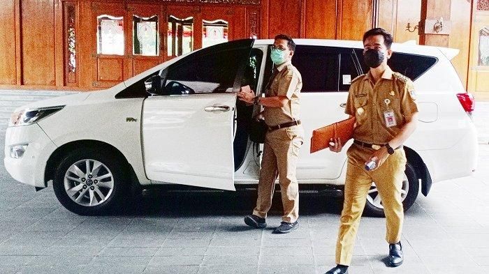 Wali Kota Solo, Gibran Rakabuming Raka turun dari mobil dinasnya, Toyota Kijang Innova di Balai Kota