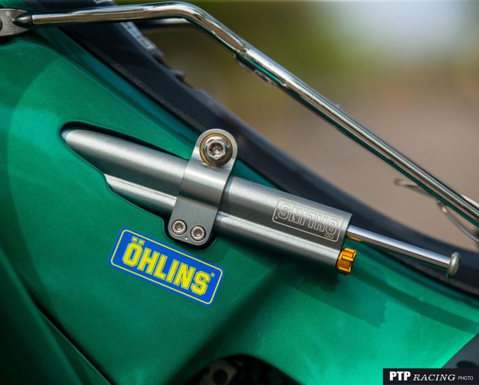 Dipasang juga steering damper Ohlins