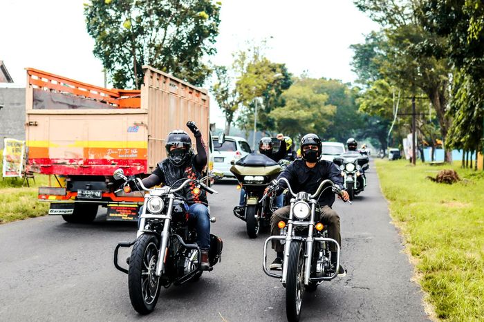 Anggota Harley-Davidson Motor Club (HDMC) Soloraya lakukan riding bersama.