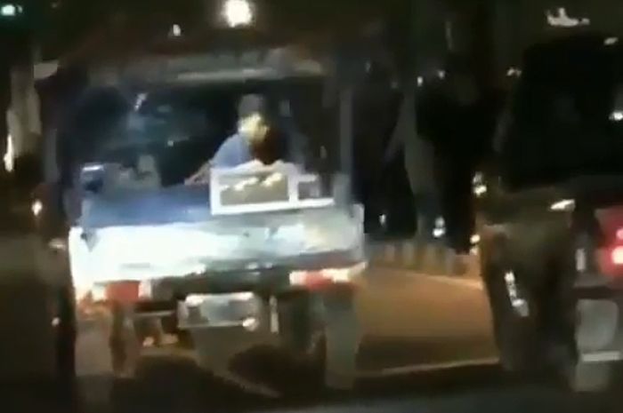 Penjual tahu bulat yang balapan menggunakan Suzuki Carry.