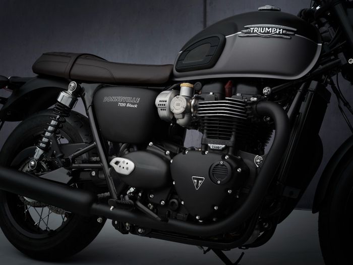 Bonneville T120 Black diberi kelir hitam, contohnya finishing powder coat pada mesin