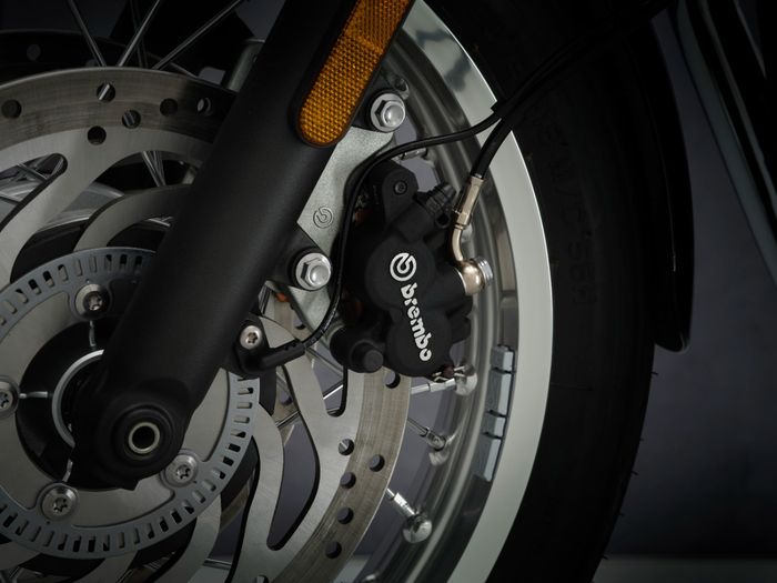 Seluruh varian Bonneville 2021 kini dilengkapi rem depan Brembo sebagai standar