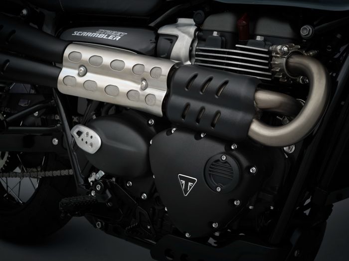 Street Scrambler dibekali exhaust system high mount 