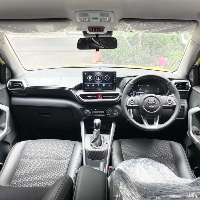 Interior Toyota Raize 1.0T GR CVT TSS Two Tone bekas