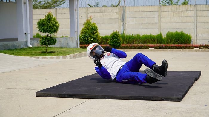 Teknik jatuh dari motor.