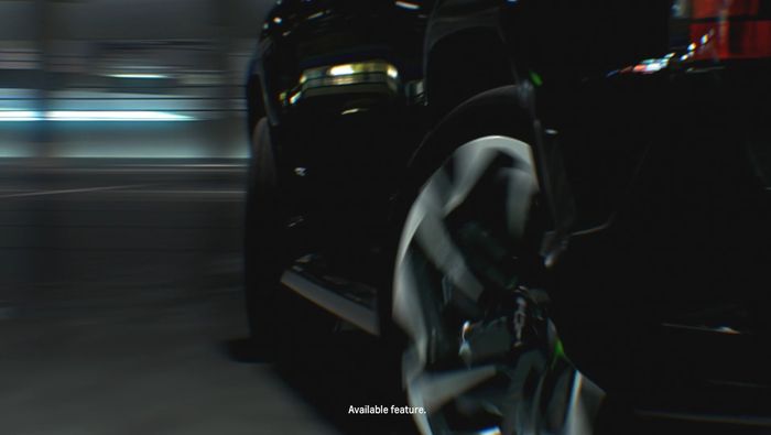 Teaser four-wheel steering pada Chevrolet Silverado listrik.