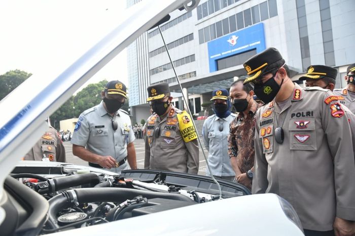 Irjen Pol Istiono melakukan pengecekan terhadap kendaraan yang dikirimkan ke Papua