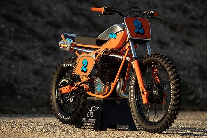 Bodi-bodinya diberi kelir oranye khas KTM