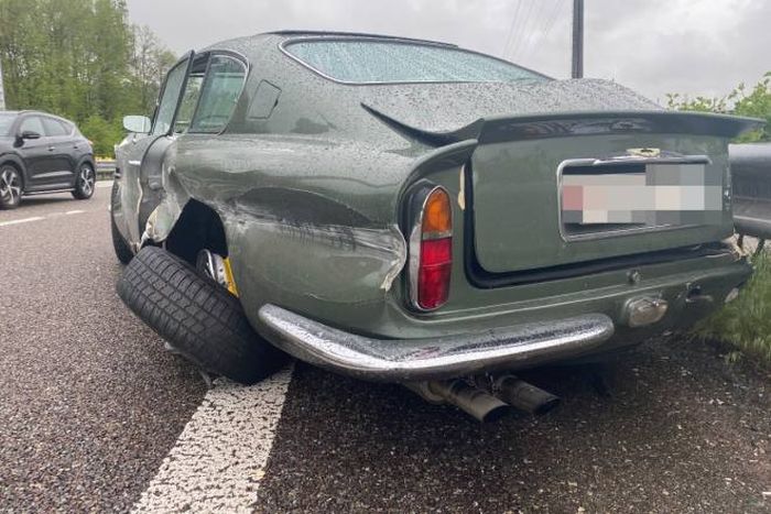 Kondisi bagian belakang Aston Martin usai insiden kecelakaan.