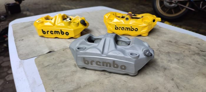 Paling depan merupakan kaliper Brembo yang sudah dirontokan warnanya hingga ke warna dasar dengan proses sand blasting 