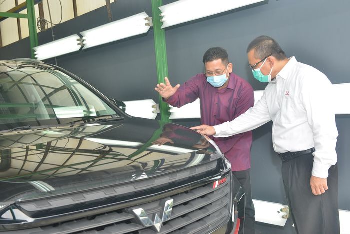 Ferdian Halim dan Taufik S. Arief meninjau proses quality control di bengkel Tekno Body Repair , Cakung, Jakarta.