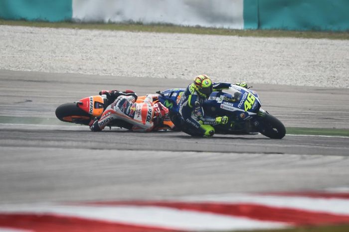 Sepang Clash 2015 kejadian crash antara Valentino Rossi dan Marc Marquez di MotoGP Malaysia 2015