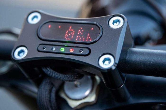 Speedometer Motogadget-nya ditanam di raiser setang