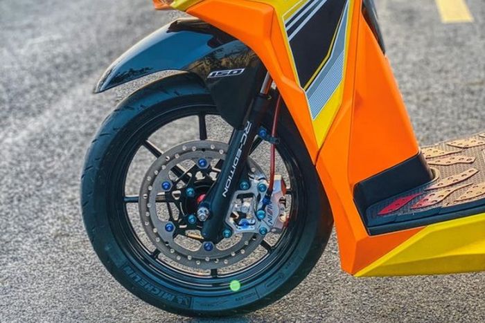 Pelek depan dan rem mendapat upgrade maksimal