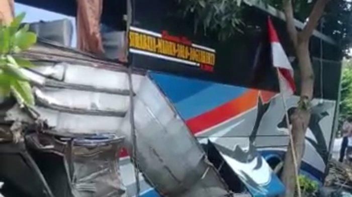 Kondisi bodi bus Sugeng Rahayu terkelupas usai tabrak Honda Revo dan truk di Saradan, Madiun