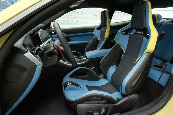 BMW M Individual dengan pilihan interior yang lebih sporty seperti jok bucket seat dan panel karbon fiber