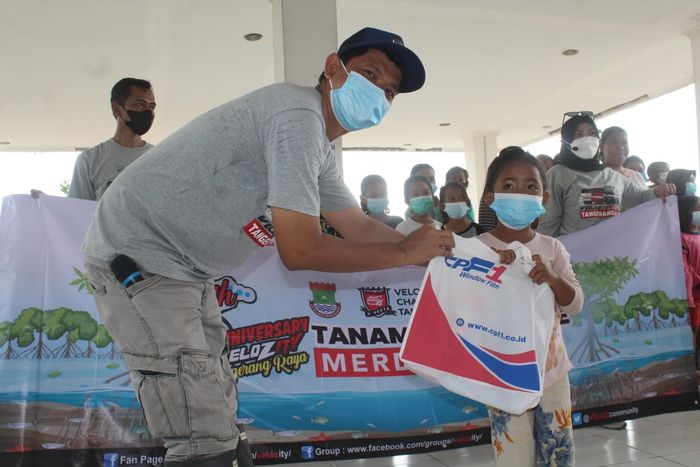 Komunitas Toyota Avanza Veloz Velozity Chapter Tangerang (Dvecta) menggelar  bakti sosial