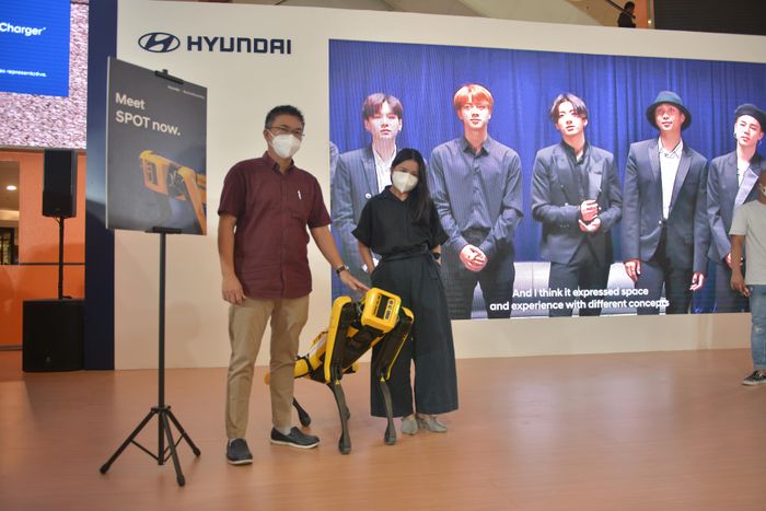 Spot, robot pintar berkaki empat sedang dipajang di Mal Kelapa Gading 3 dari 1-5 September