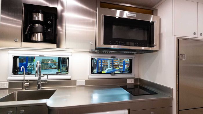 Kabin dilengkapi dapur lengkap dengan microwave dan coffee maker