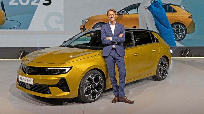 Uwe Hochgeschurtz, bos baru Opel, bersama Astra Hybrid.
