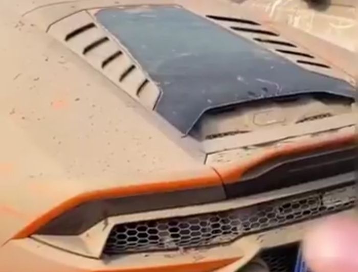 Lamborghini Huracan terbengkalai hingga berselimut debu.