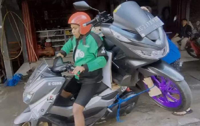 Yamaha NMAX gendong Honda PCX - (Tangkapan layar Youtube BAPAK MUSTOFA KEPALA JENGGOT)