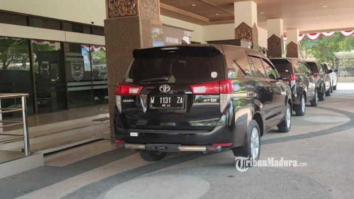 Toyota Kijang Innova Reborn yang dipakai petugas KPK untuk menggeledah kantor Bupati Probolinggo