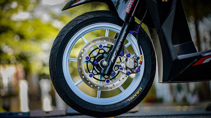 Pelek dan rem depan diupgrade makin apik