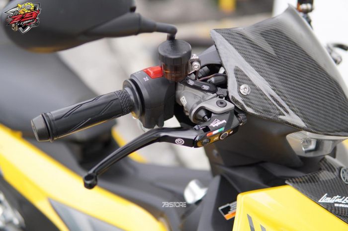 Master rem diganti dengan Brembo RCS dan ada balutan serat karbon pada windscreen