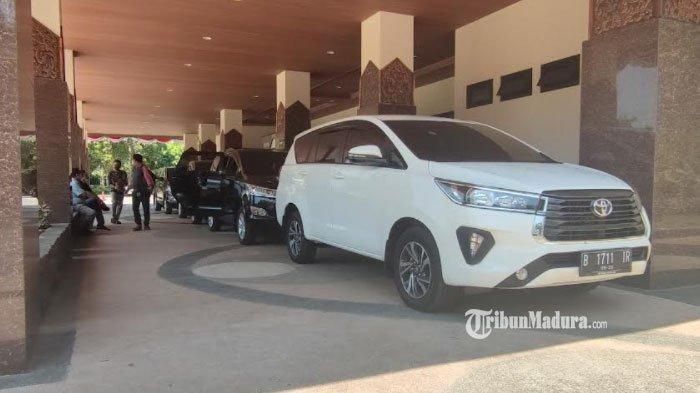 Toyota Kijang Innova petugas KPK terparkir di lobi kantor Bupati Probolinggo