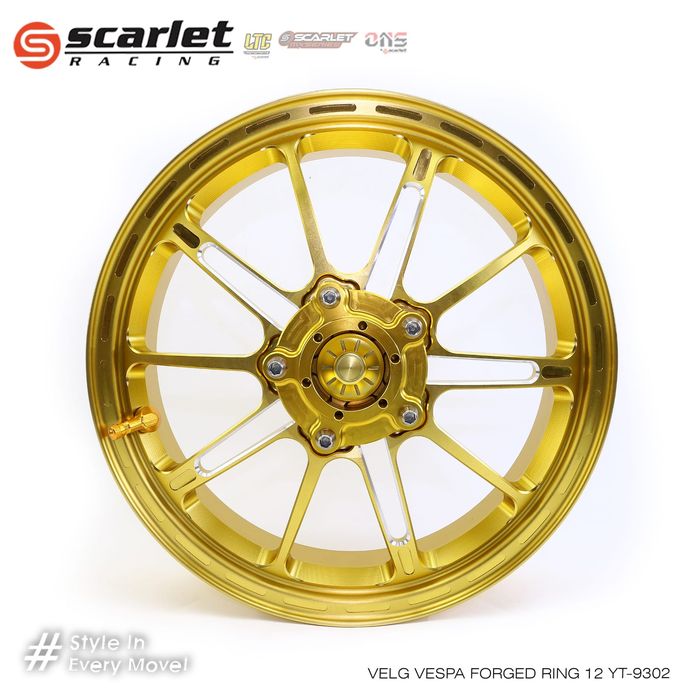 Pelek Vespa modern Scarlet Racing tipe YT-9302 warna gold punya model palang lurus yang tipis memberi kesan ringan
