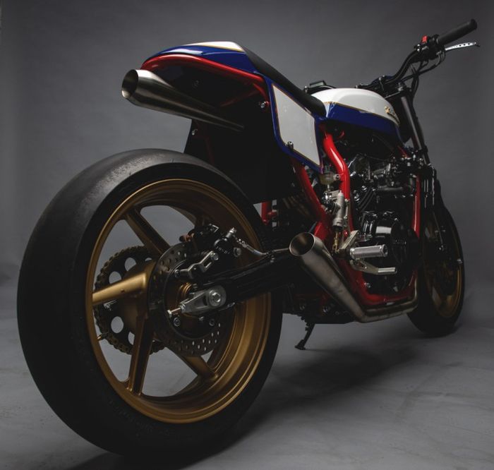 Shock belakang dikonversi jadi monoshock dan subframe dirombak total