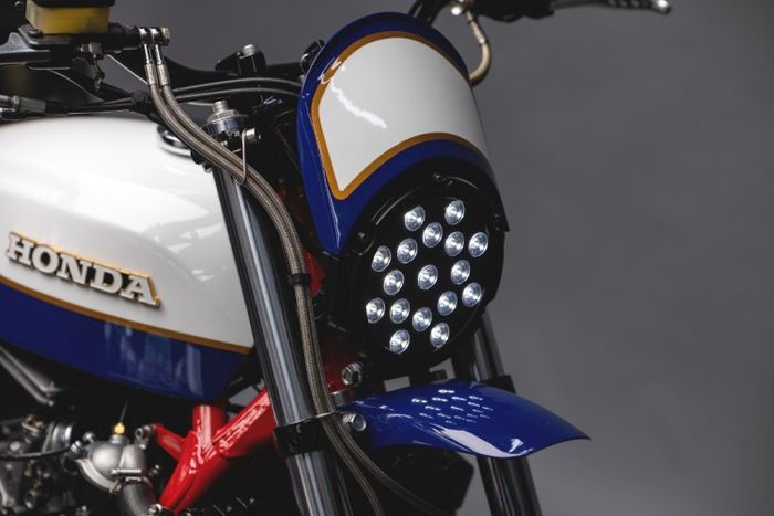 Headlamp memakai model LED dan diberi windscreen mungil