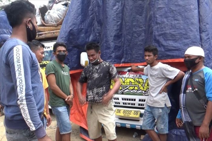 Kondisi para sopir truk yang terlantar di pelabuhan Lembar, Lombok karena menunggu kapal Egon
