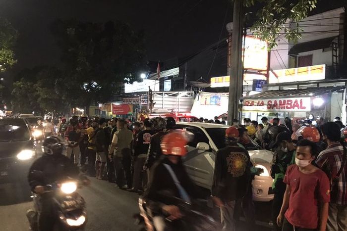 Proses evakuasi jasad pengemudi Daihatsu Terios di Jl Duren Tiga Raya, Pancoran, Jakarta Selatan